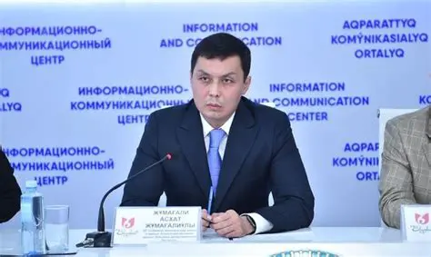 Асхат Жұмағали: Қазақ Әдебиетінің Қазіргі Заманғы Кемеңгері және Қоғам Қайраткері