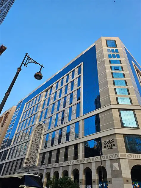 Barcelona: Hkayet Lmadina w Ssaifa Lfakha w Lfounoun