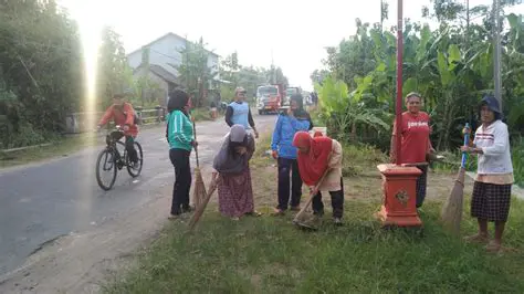 Bu Dani Membuat Kue untuk Kegiatan Kerja Bakti