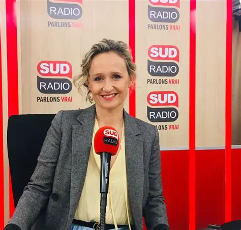 Caroline Roux : Parcours d'une Journaliste Politique Influente en France