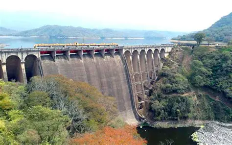 Caudal de agua que puede almacenar el dique escaba