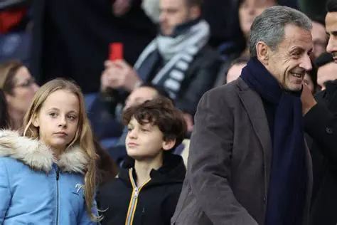 Giulia Sarkozy: Uf de Spure vomene öffentliche Läbe – D'Tochter vom ehemolige französchische Präsident