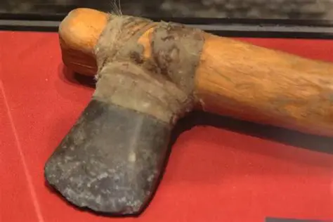 Hachas de piedra con mango