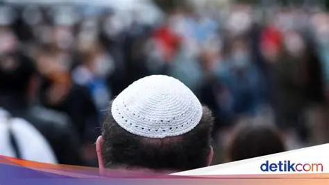 Hukum memakai kippah Yahudi dalam sholat