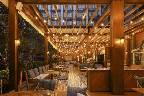 La ciudad cuenta con una gran variedad de restaurantes y tiendas