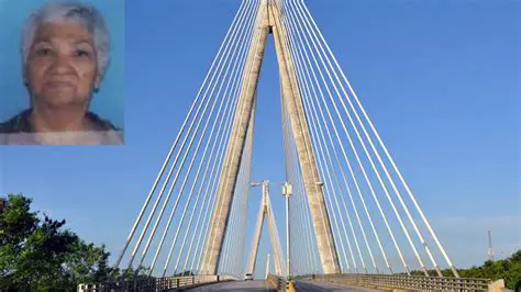 La primera anciana cruza el puente