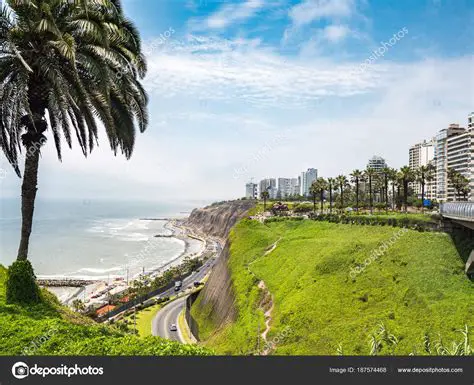 La Vista Impresionante de la Costa Verde
