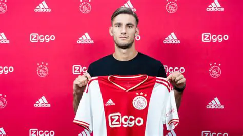 Lorenzo Lucca bij Ajax: Een Analyse van Zijn Periode in Amsterdam