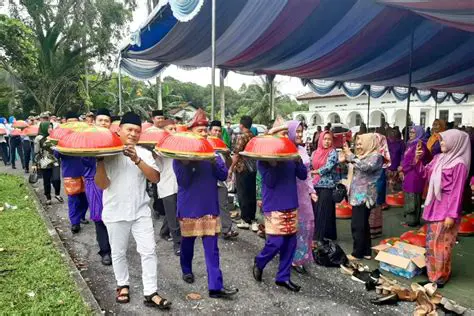 Mengikuti Tradisi Suku Ayah