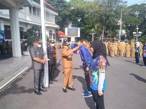 Pentingnya Mengenakan Topi Saat Upacara