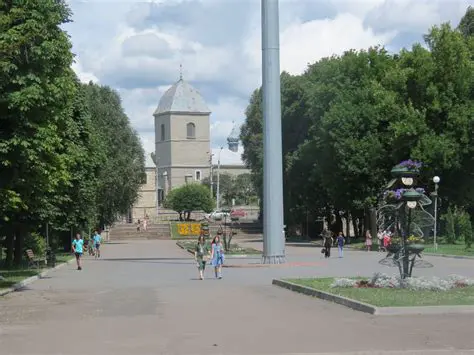 Роблокс в Україні: Подорож у світ творчості та розваг для всіх поколінь