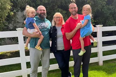 Travis Kelce's Heartwarming Instagram Family Photo: A Glimpse into the Kelce Family Bond